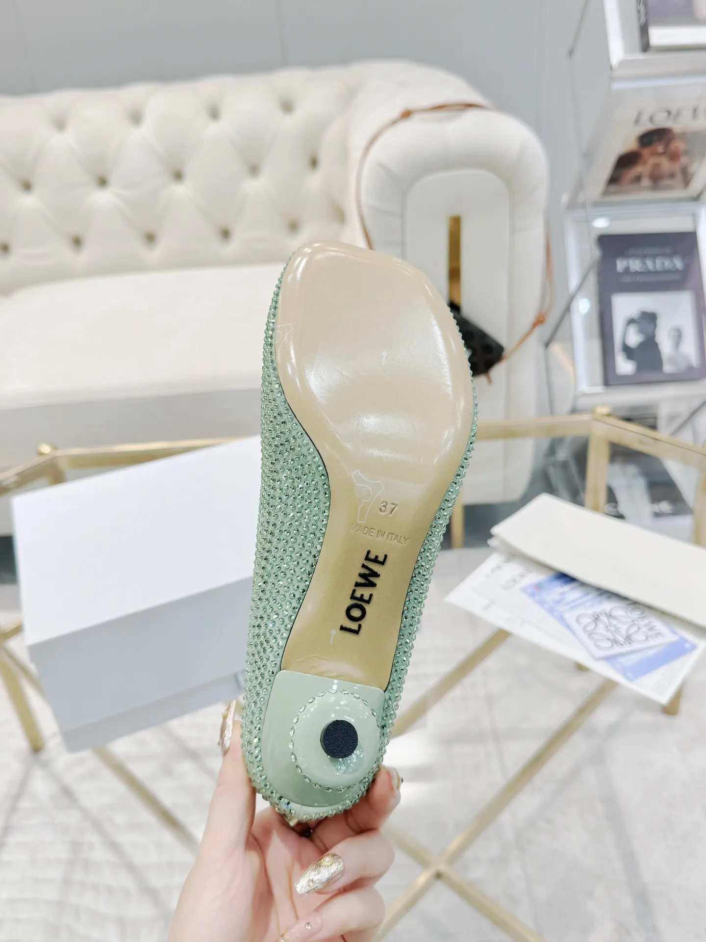 👟👟Ex-factory price 660👟👟 LOEWE‼ ️ New arrival‼ ️Imported genuine leather sole Loewe 2024/aw early spring latest T stage colored diamond series catwalk style 😘😘😘 Upper: imported silk cloth lining: imported water-dyed sheepskin outsole: original molded injection molded leather outsole Heel: original molded 1:1 Heel height: 5.5cm Size: 35-39 (40/41/42/43 custom-made, non-refundable)